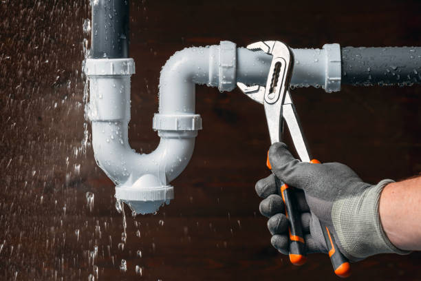 Professional Emergency Plumber technician working in Kensington, OH